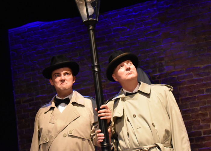 Two detectives under a lampost